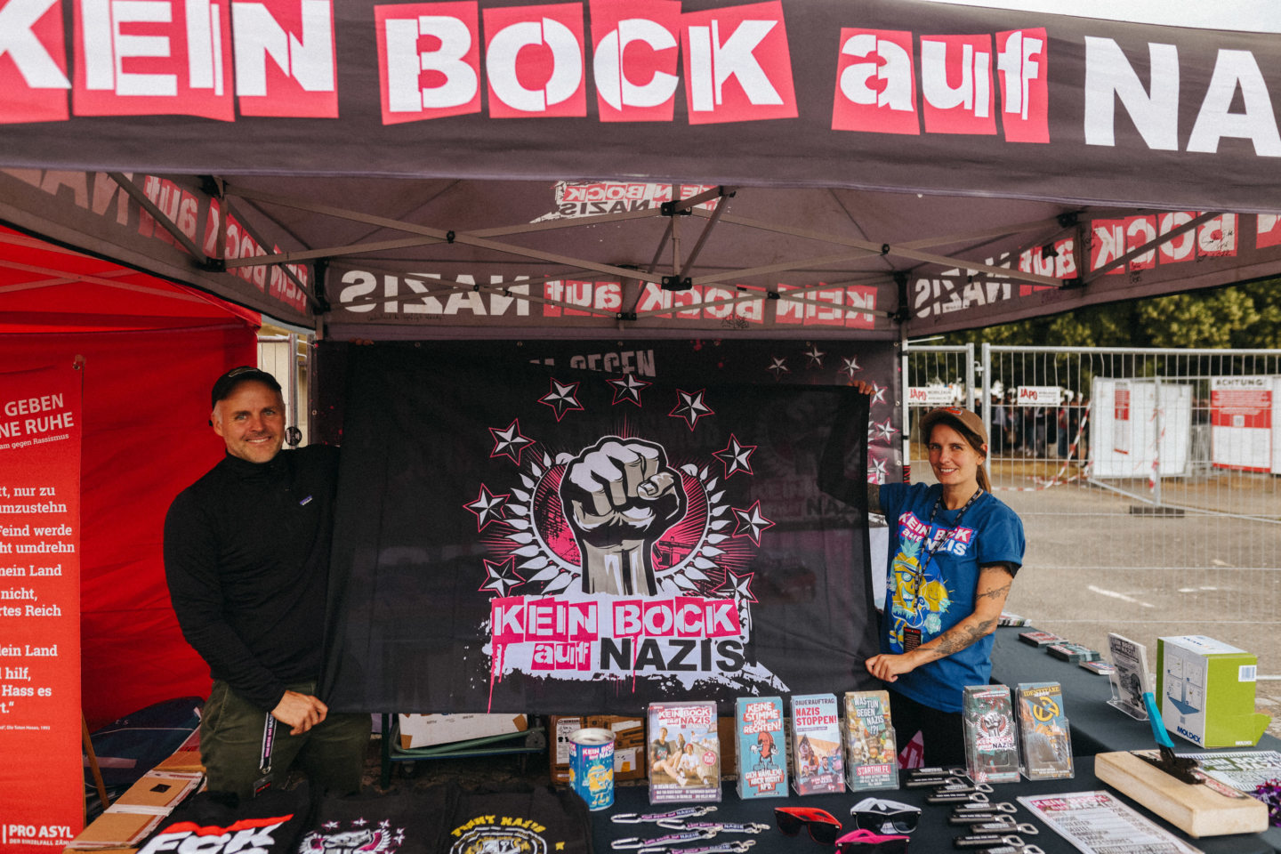 PRO ASYL und Kein Bock auf Nazis mit Informationsständen mit auf Tour